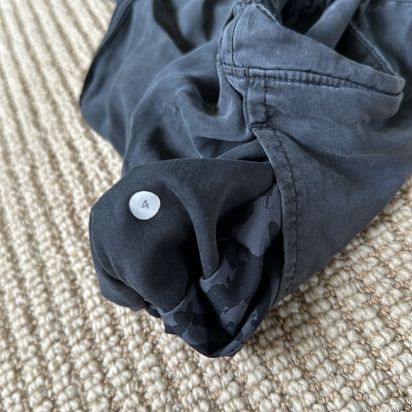 Lululemon 2.5” Short - Picture 4 of 5